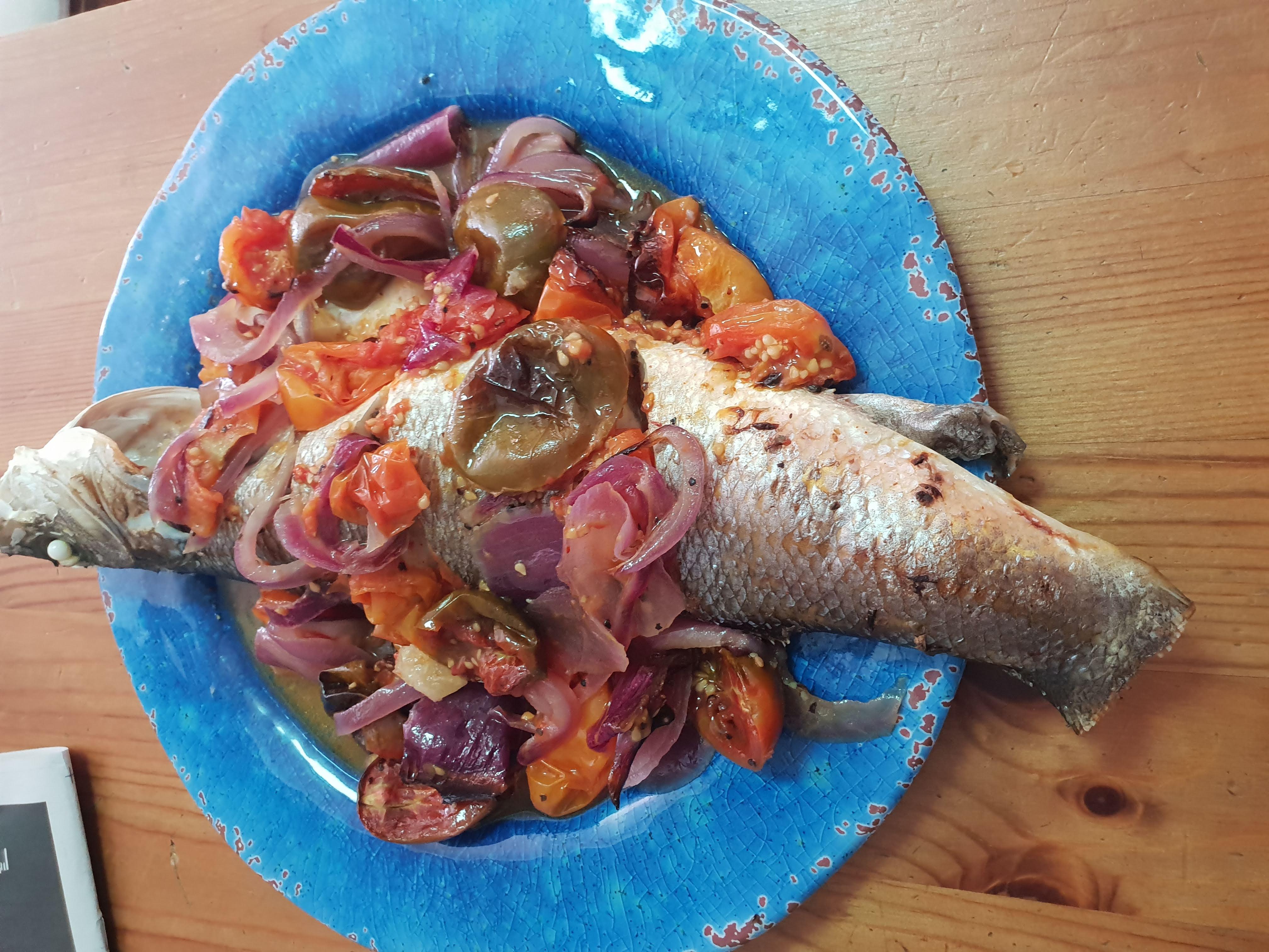 דג לברק בתנור עם ירקות צלויים